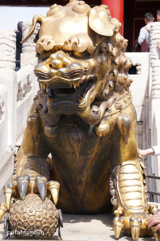 Lion Statue