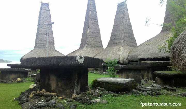 Rumah dan Makam Ratenggaro