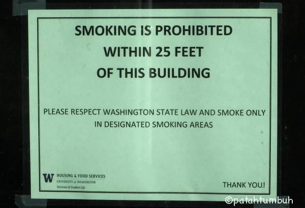 Bukan hanya dalam gedung, anda juga dilarang merokok dalam radius 25 kaki (7,6 m) dari gedung ini. Jika tidak ada tanda 'Daerah Merokok', anda TIDAK boleh merokok.