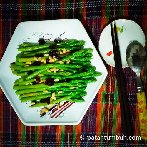 Asparagus dengan Cranberries dan Pine Nuts